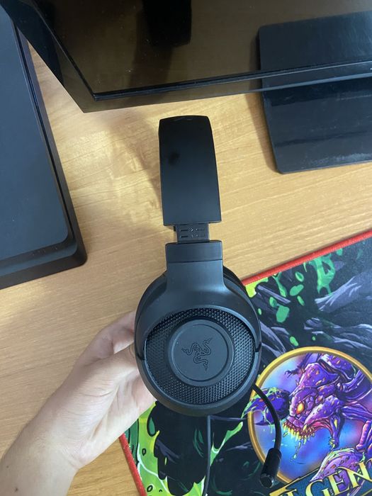 Casti razer cu fir