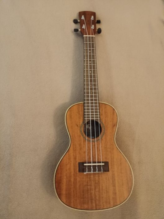 Винтидж концертно акустично укулеле, китара LAKA VUC90, сатенена коа.