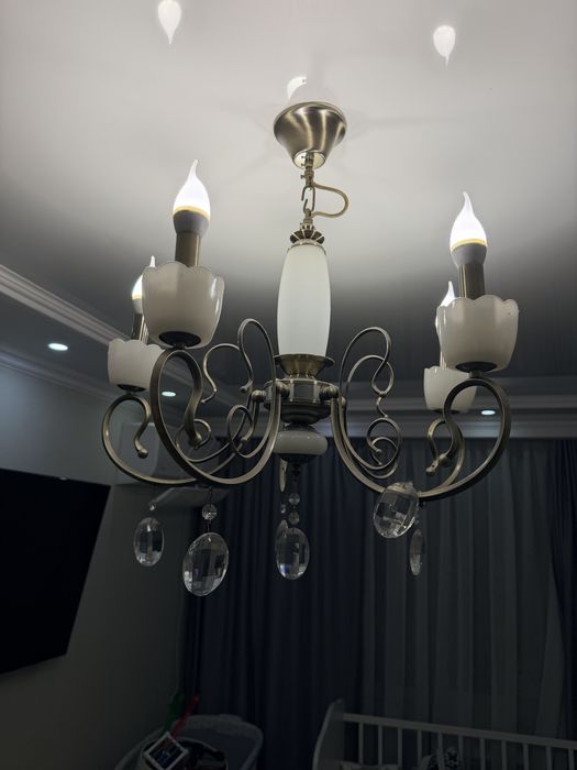 Срочно продам люстру