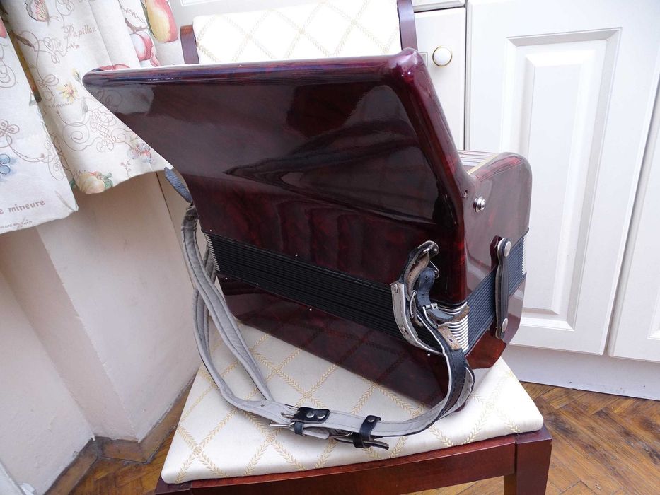 Много запазен стар акордеон Велтмайстер 48 баса