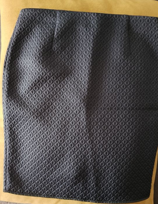 Fustă cu fermoar lung în spate