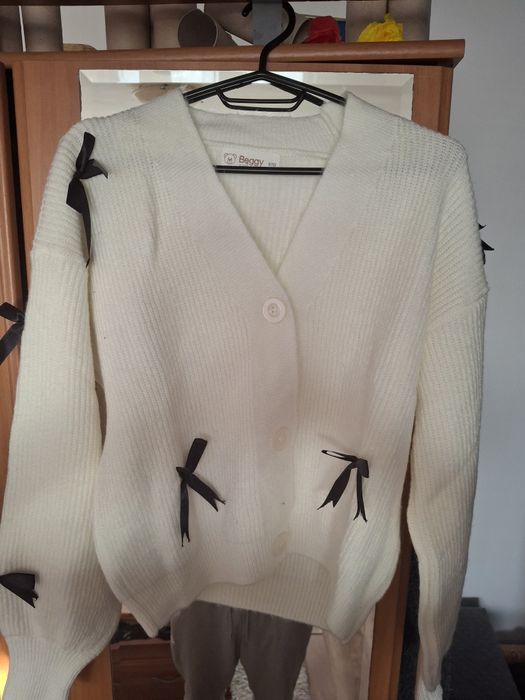 Cardigan alb cu fundițe negre