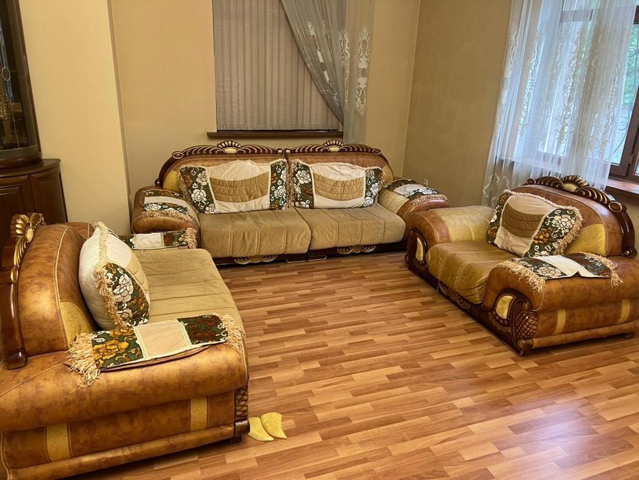 Большой уютный диван для гостиной