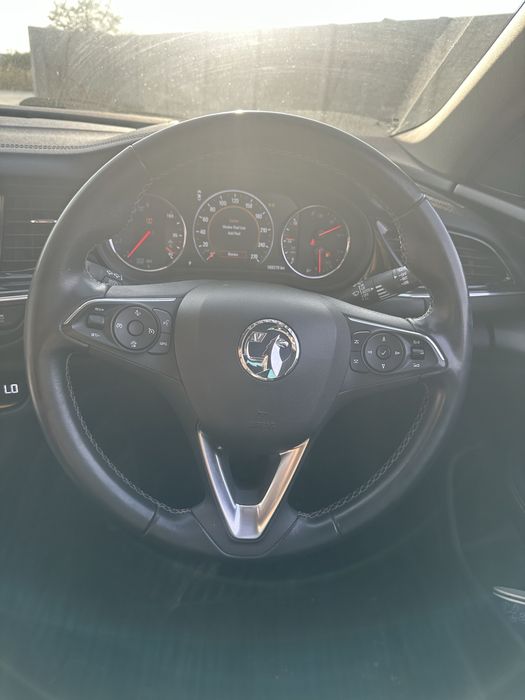 Vand volan complet + airbag volan Opel Insignia B in stare perfecta cu comenzi volan si cusatura piele