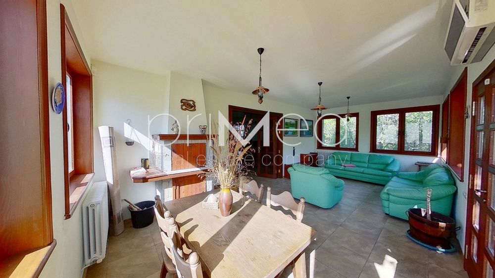 Къща в Бургас, област-с.Медово площ 308