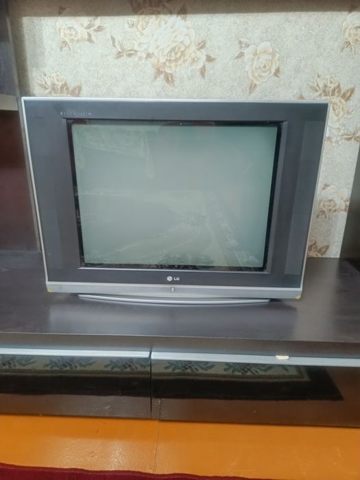 Продам тумбочку и телевизор