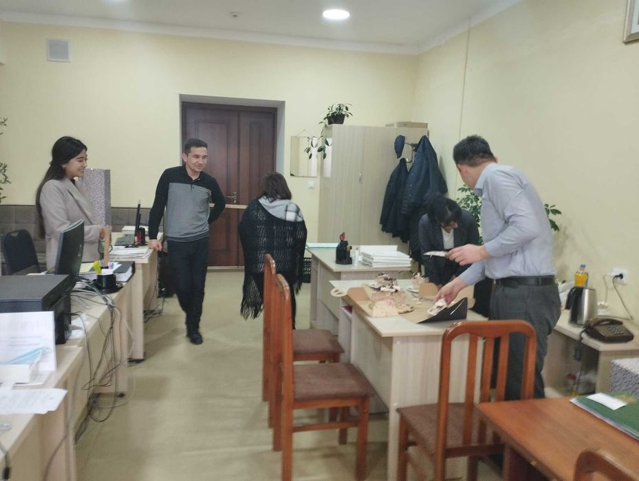 Qorasuv 1da 1-qavatda 2 xonalik dom sotiladi