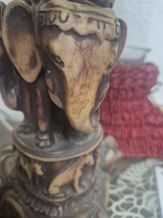 Veioza vintage cu elefanti sculptati