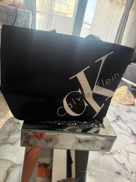 Vând geantă Calvin Klein