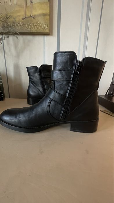 Продам кожаные ботинки в байкерском стиле.