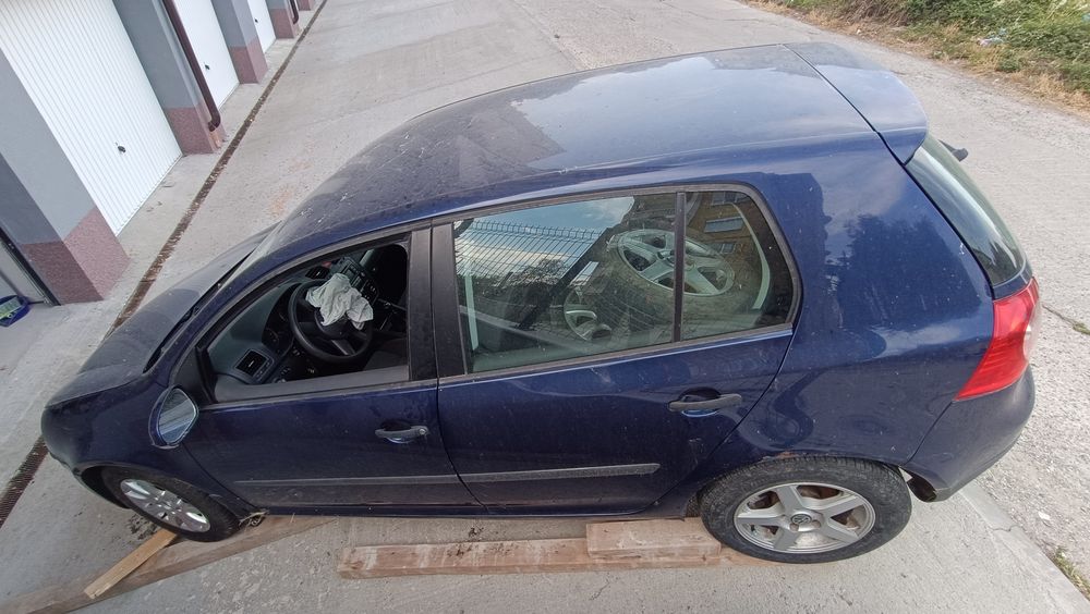 Продавам Голф 5 1.9 105кс. на ЧАСТИ, както и ВСЯКАКВИ други Голф 5ци