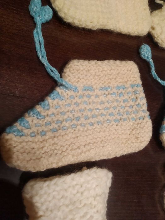 Плетено бебешко елече с терлички