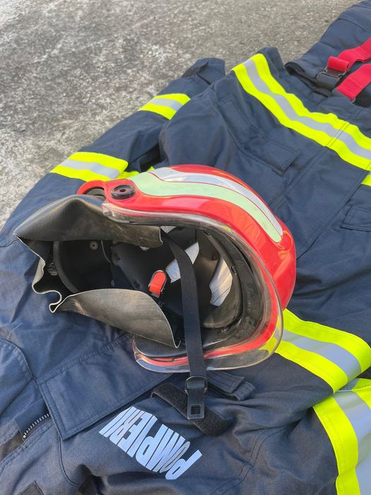 Costum de protectie pentru pompieri