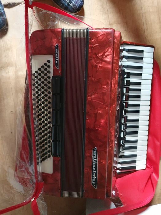 Продавам акордеон