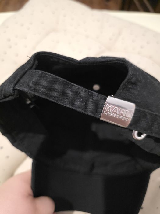 Като НОВА шапка с козирка Karl Lagerfeld