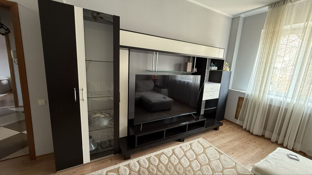 Стенка/шкаф под телевизор со шкафами