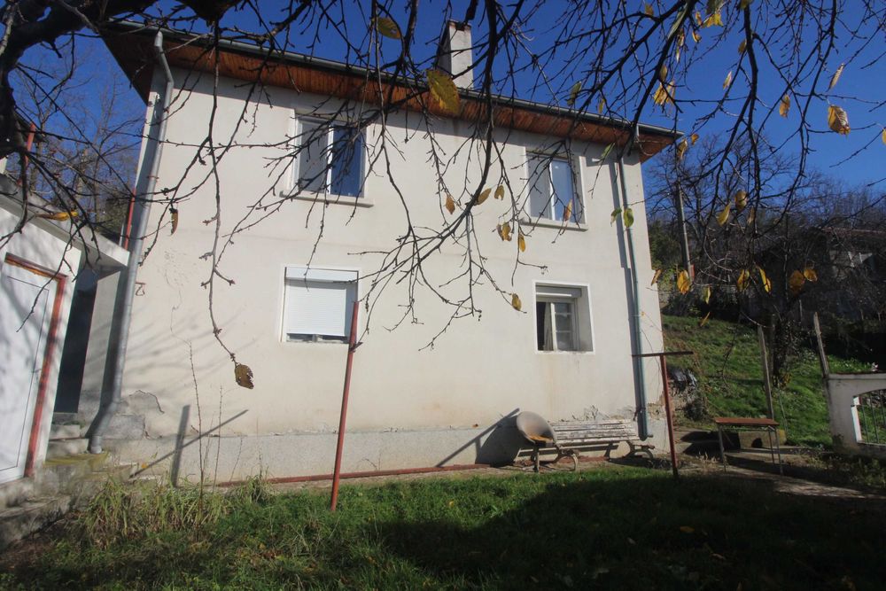 Къща с двор в центъра на гр. Габрово