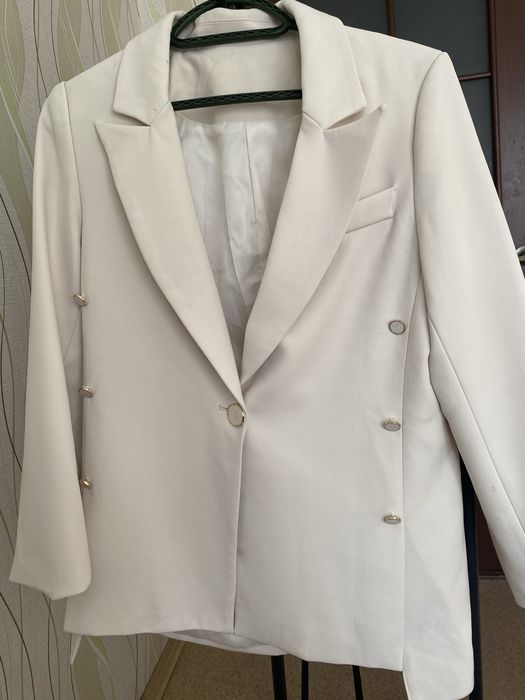Продам белый пиджак