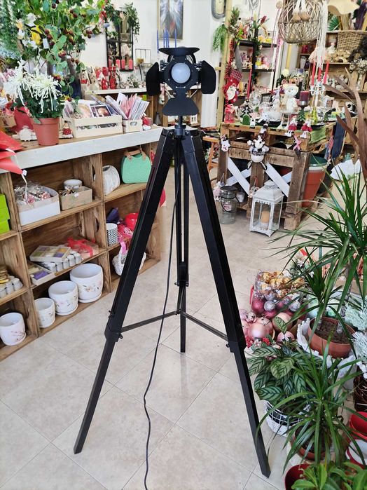 Стояща лампа тринога