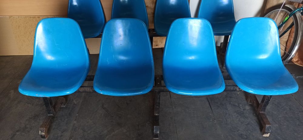 Стулья пластиковые.