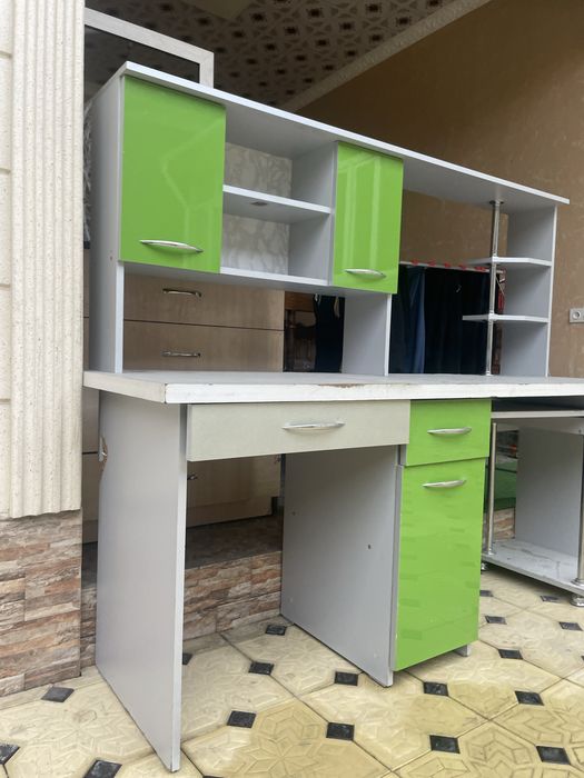 Детский стол для учебы, компютера