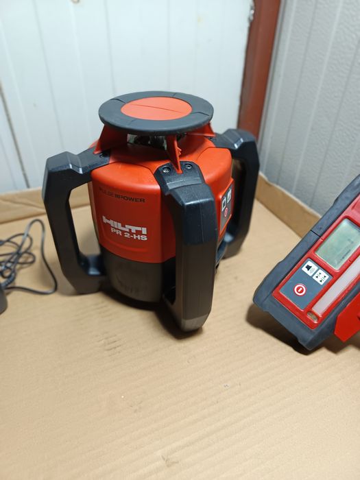 Laser profesional Hilti PR 2 și telecomanda PRA 20 cu acumulator și în