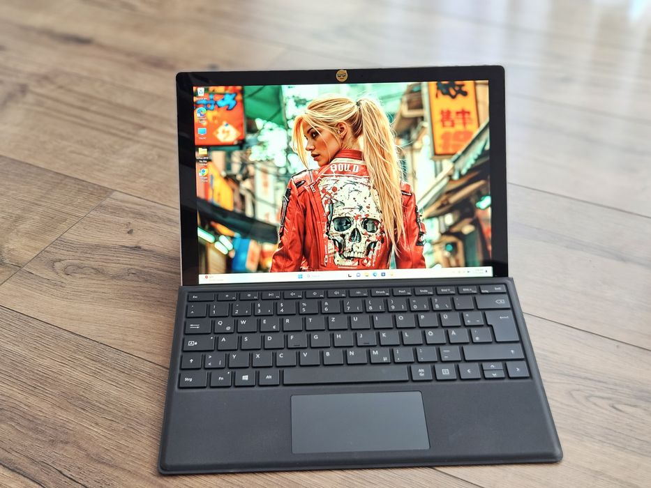 Tableta Microsoft Surface Pro 5 Intel i5, 8 GB 256GB Display 2k 12.3 inch, tastatura iluminata piele