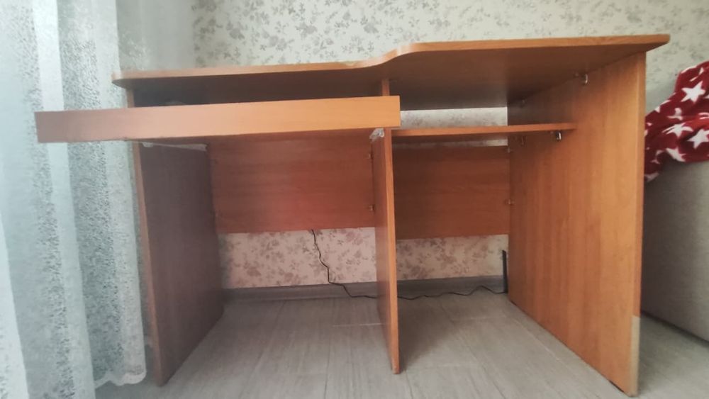 Продам компьютерный стол