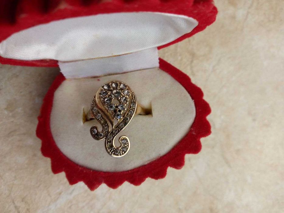 Кольцо разм 18-19, серьги и украшения.Цена 50 тыс за все