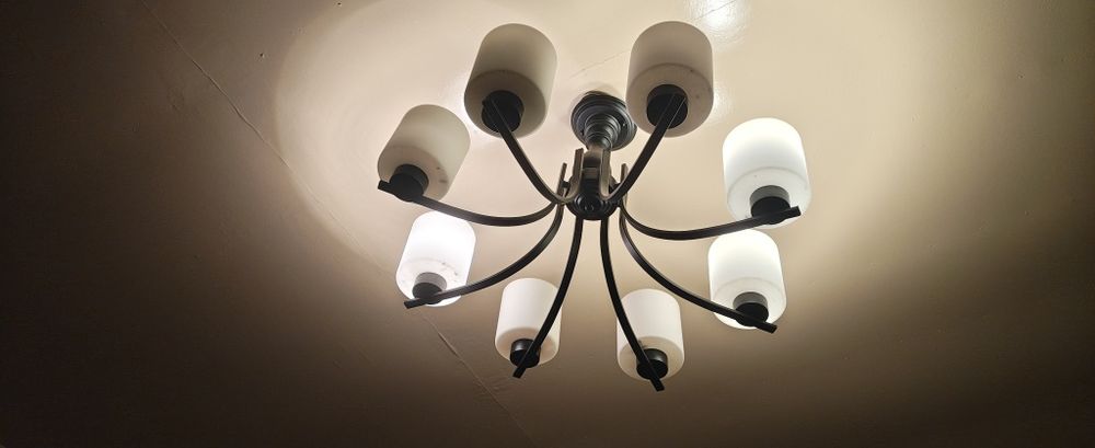 Люстра сотилади, хамма патрони ишлиди