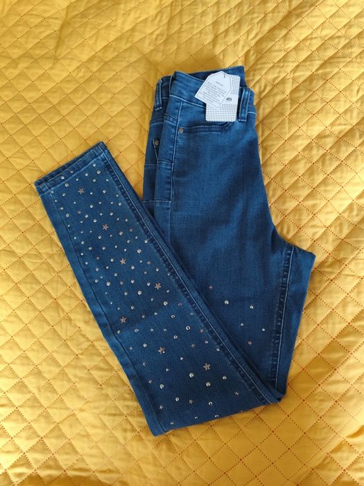 Blugi noi cu etichetă