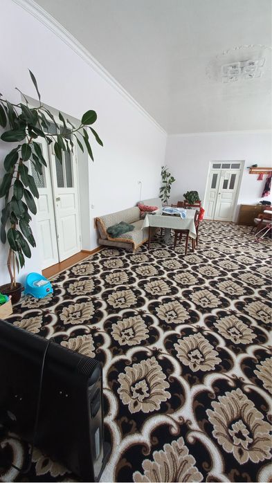 Urgut shahar markazida katta yer uchastkali uy.