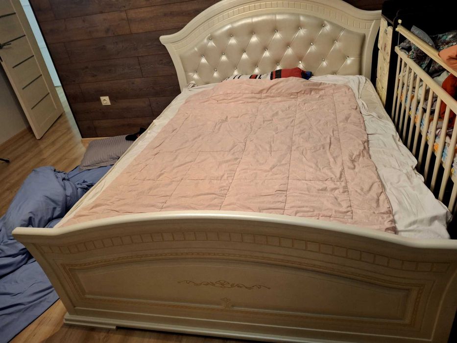 Кровать двуспальная