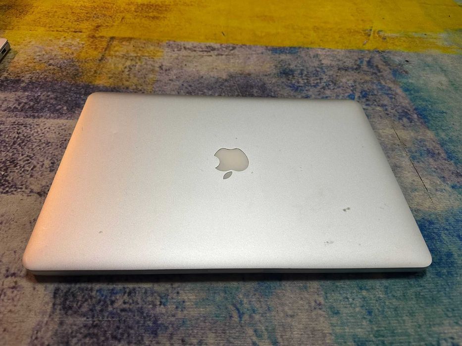 laptop Apple macbook A1398, cu defect la baterie