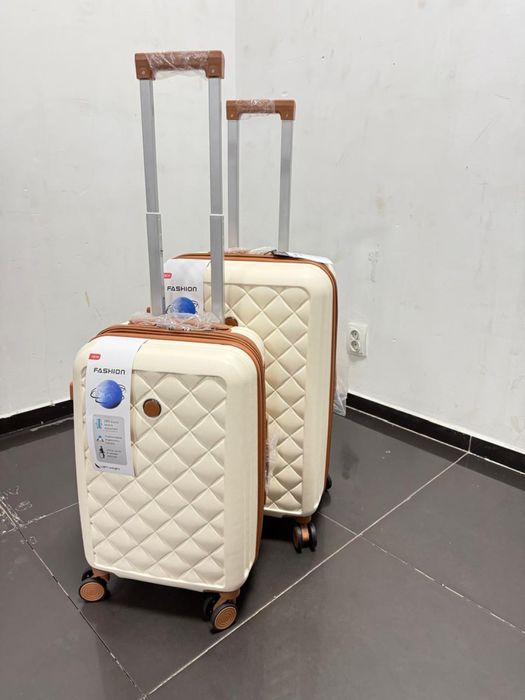 Чемодан өте сапалы ішіне көп зат сиады