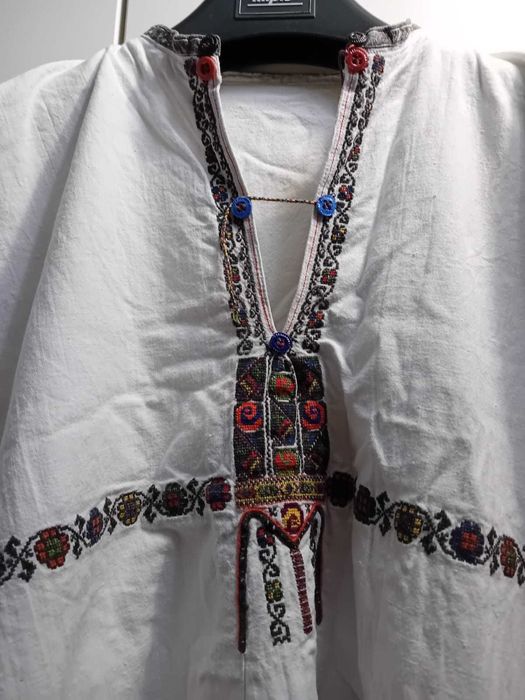 De vanzare camasi populare autentice (aprox 100 de ani)din Ardeal