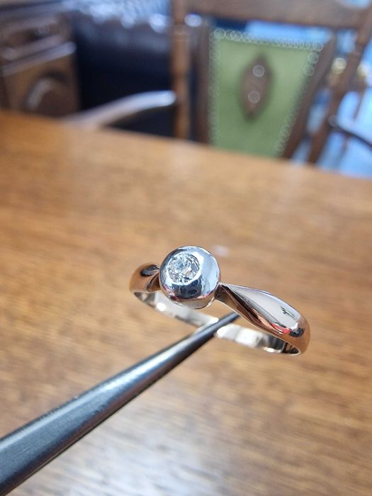 Дамски Златен Пръстен с ДИАМАНТ - Заложна къща Галерия 65