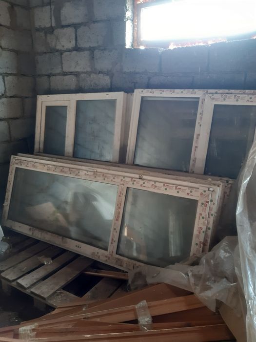 Продам двери пластиковые, окна.