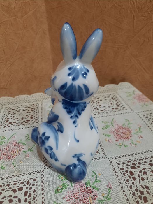 Большая Фарфоровая фигурка " Заяц с репкой "Гжель, ручная роспись, в и