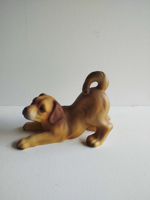 Винтидж фигура на игриво кученце лабрадор