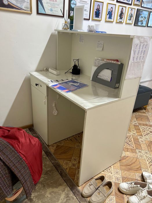 Продам ресепшен белый
