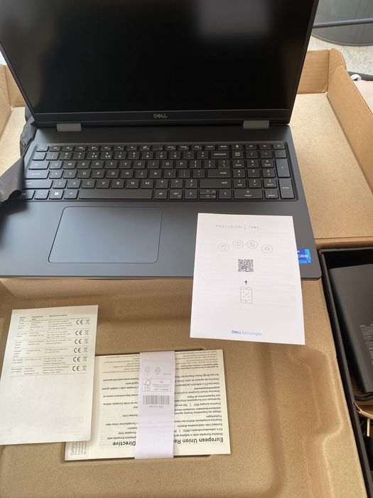 Продавам лаптоп Dell  чисто нов