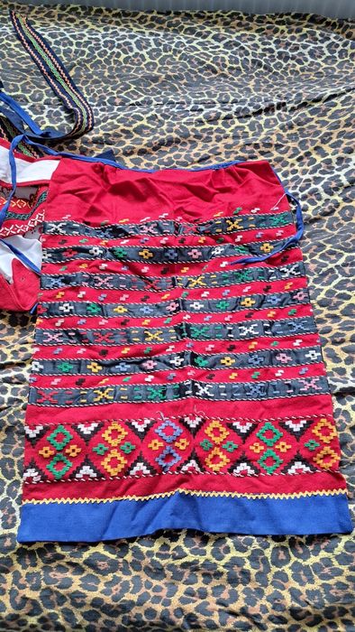 Народна носия с чисто нова риза и престилка