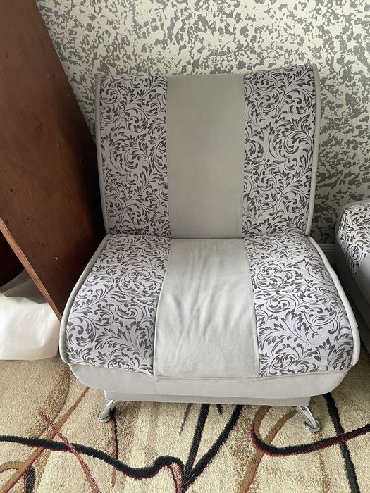 Диван с креслом и пкфиком