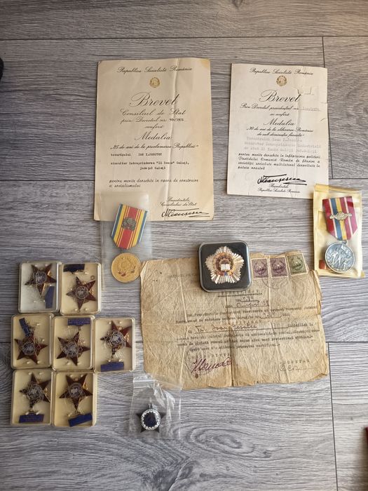 Lot de medalii vechi românești,brevete semnate și  carente de membru