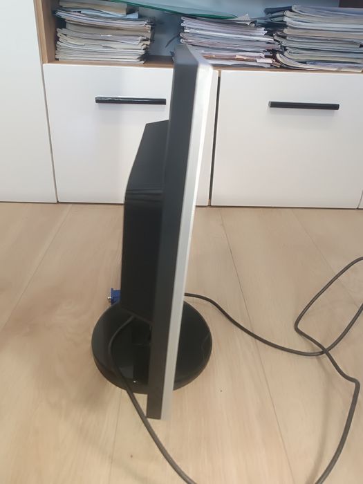 Мониторът на снимките е LG Flatron L1718S(или подобен модел от серият]