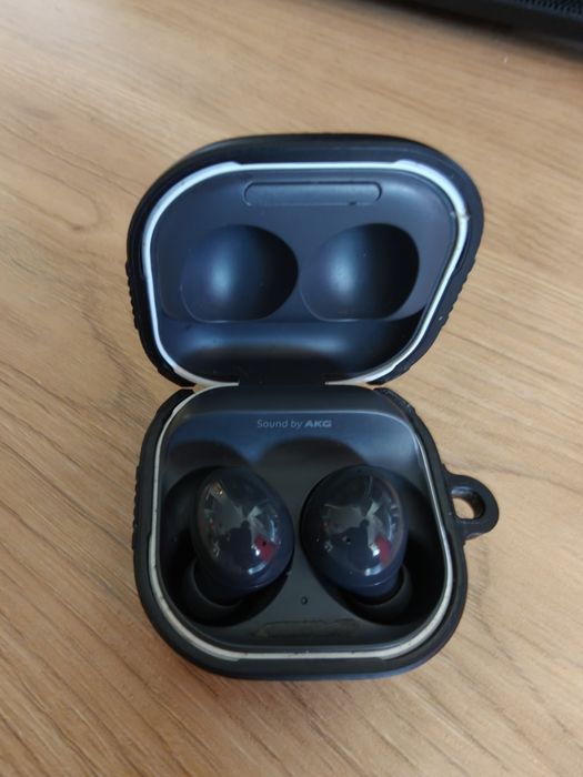 Samsung Galaxy Buds 2 + spigen case
