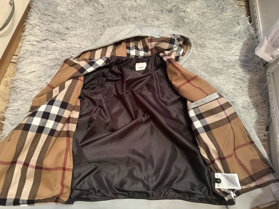 Burberry серого цвета