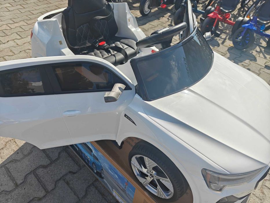 AUDI Акумулаторен джип Audi Sportback бял