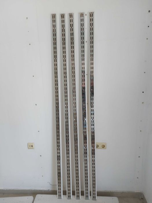 Продавам търговско оборудване/стелажи